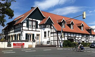 Bekannte Adresse: Das Deutsche Haus zählt zu den ältesten und bekanntesten Gebäuden in Marienfeld. Seit Sommer des vergangenen Jahres stand das ehemalige Hotel und Restaurant leer. - Robert Becker
