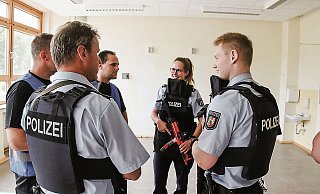 Besprechung: Neben praktischen Einsatztaktiken, die geheim sind, werden auch ethische Fragestellungen berücksichtigt. - Mareike Gröneweg