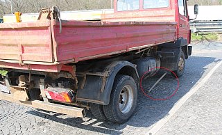 Die gelöste Spurstange hängt unter dem Lkw. - Polizei