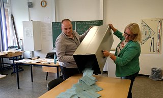 18.01 Uhr: In der Realschule Nord leeren Robert Bremer (l.) und Cornelia Thamm-Grunow eine der Briefwahlurnen. - Thorsten Gödecker