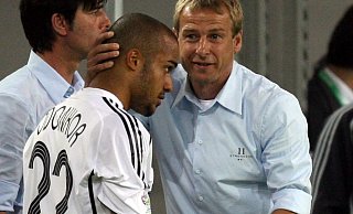 Vor der WM 2006 holten Bundestrainer Jürgen Klinsmann (r) und Joachim Löw David Odonkor in den DFB-Kader. - Foto: Oliver Berg/dpa