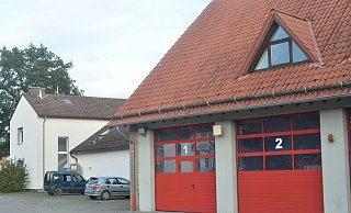 Im Fokus: Das am Bürener Kapellenberg befindliche Feuerwehrgerätehaus. Links das Asylbewerberwohnheim, das einer Erweiterung des Gerätehauses weichen soll. - Dietmar Gröbing