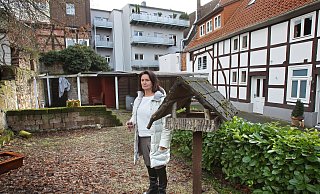 Gabriele Graudins hat das alte Fachwerkhaus, Petersilienstraße 1, gegenüber dem Frühherrenhaus und der der Johanneskirche gemietet. Im Frühjahr 2011 pachtete sie von der Stadt eine angrenzende, 60 Quadratmeter große Hinterhoffläche hinzu, auf der sie einen Garten anlegte. Mit Schreiben vom 24. Oktober hat ihr die Verwaltung diese nun zum 31. Januar gekündigt. - Frank-Michael Kiel-Steinkamp