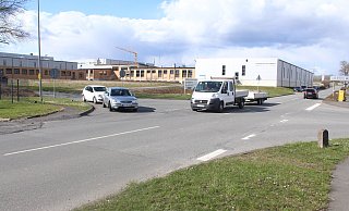 Die Industriestraße (vorn) ist vorfahrtsberechtigt. Der Verkehr aus dem Speckgraben muss halten. Künftig soll ein Kreisel die Situation ausgleichen. - Burkhard Battran