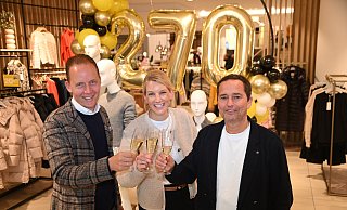 Jens und Heike Klingemann mit Einkaufsleiter Hendrik Thüning. - Thomas Kube