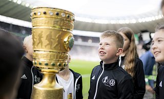 Das ist das Ding. Elf Kinder aus Ostwestfalen kamen dem DFB-Pokal ganz nahe. - getty für Volkswagen - Alexander Scheuber
