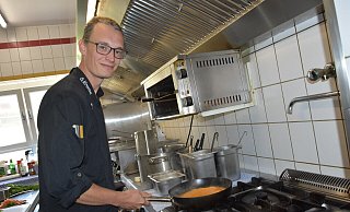 Sebastian Krause ist ein heimatverbundener Koch. Im Hotel-Restaurant Rehkitz setzt er auf regionale Produkte. - Birgit Nolte