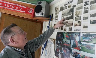 Wände voller Erinnerung: Walter Szepanski kann zu jedem Foto etwas erzählen. Der 83-Jährige hat sich neben seinem Haus in Muckum ein „privates Sportlerheim“ eingerichtet. - Thorsten Mailänder