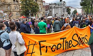 Die Demo vor dem Rathaus. - Sarah Jonek