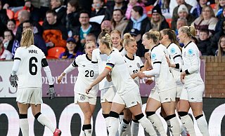 Jubel über vier Tore: die DFB-Frauen in Schottland - Andrew Milligan/PA Wire/dpa