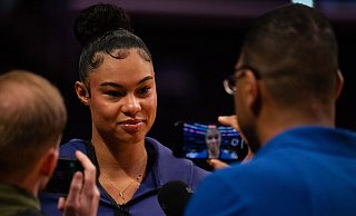 Satou Sabally spricht vor dem Spiel mit Journalisten. - Maximilian Haupt/dpa