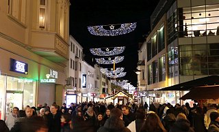 Auch das regnerische Wetter hielt die Menschen nicht davon ab, am Samstagabend Weihnachtsgeschenke zu kaufen. - Moritz Jülich
