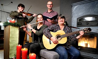 Stimmungsvoll: An den Adventswochenenden und zu Weihnachten musiziert Familie Heil regelmäßig miteinander. Hier haben sich (v.l.) die Geschwister Marie und Clara sowie Hubertus und Ulrike Heil im Wohnzimmer am Ofen zusammengefunden. - Andreas Frücht