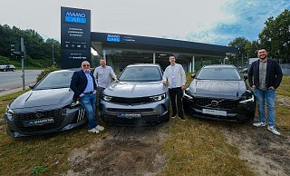 Geschäftsführer Ralf Markötter (v. l.) steht mit Standortleiter Dominik Fleiter und den Verkäufern Louis Zöllner und Christian Müller am neuen „mamocars“-Standort in Bielefeld-Brackwede. - Andreas Zobe