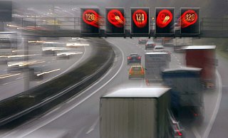 Auf der A 2 bei Porta Westfalica hat es am Donnerstagabend einen Umfall gegeben, der zur Sperrung der Fahrbahn führte. - picture-alliance