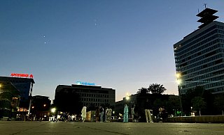Wenn es Abend wird auf dem Kesselbrink, verteilen sich die Gruppen auf dem Platz. Manche prallen aber trotzdem immer wieder aufeinander. - Jens Reichenbach