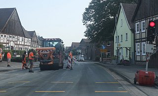 Die Sanierung der Bundesstraßen-Kreuzung in Godelheim geht voran. Am Donnerstagmorgen wurde eine Fahrbahnseite asphaltiert. - Simone Flörke