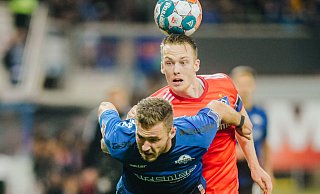 Der Ex-Paderborner Sebastian Schonlau, hier im Duell gegen SCP-Joker Dennis Srbeny per Kopf klärt, feierte am Freitag bei der Rückkehr in die alte Heimat einen Last-Minute-Sieg mit dem HSV. - Besim Mazhiqi