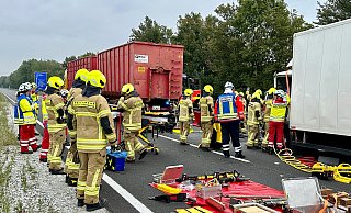 Im Bereich vor der Anschlussstelle Paderborn-Elsen der A33 in Richtung Bielefeld sind am Dienstagmorgen zwei Lkw kollidiert. - Ralph Meyer