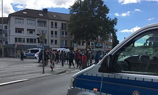 Wegen des Protestzug mussten zwischenzeitlich einige Straßen in der Paderborner Innenstadt gesperrt werden. - Polizei Paderborn