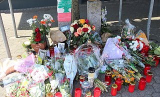 Verwandte und Freunde hatten Blumen an der Stelle niedergelegt an der Raschad A. statb. - Jobst Lüdeking