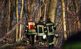 Die Feuerwehr hatte bei einem Waldbrand in Porta Westfalica Schwierigkeiten im unwegsamen Gelände. - Alex Lehn
