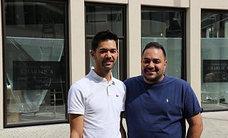 Freuen sich auf die Neueröffnung des Charlie's am Augustinerplatz in Herford: Ardent Gasi (links, 32) und Fatih Yartun (32). - Claus Frickemeier