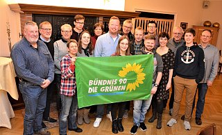 Die Grünen haben Philipp Ashton (Mitte) einstimmig zu ihrem Bürgermeisterkandidaten nominiert. Um den 35-Jährigen herum haben sich im Schloßkrug die weiteren Vertreter der Wahlbezirke versammelt.. - Karin Prignitz
