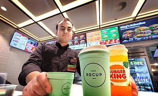 Burger-King-Mitarbeiter Sead Zumberi präsentiert das Mehrwegsystem, das seit Anfang des Jahres deutschlandweit in allen Restaurants umgesetzt wird. - Andreas Frücht