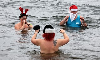 Die Mitglieder des Winter-Schwimmvereins «Pirrlliepausen» haben sich zu ihrem traditionellen Weihnachtsbad eingefunden. - Bernd Wüstneck/dpa