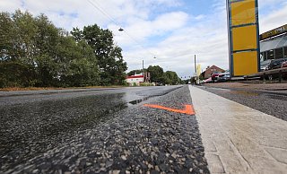 Neuer Asphalt für die Buckelpiste der Mindener Straße. Die Reparaturstellen sind mit farbiger Sprühfarbe markiert. - Nicole Sielermann