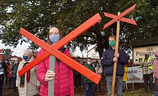 Zeichen des Widerstandes: Viele Teilnehmer der Demonstration hatten rote „Protestkreuze“ dabei, die später aufgestellt, fotografiert und in sozialen Netzwerken gepostet werden sollen. - Foto: Stefan Lyrath
