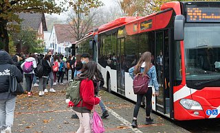 Die Stadt prüft, ob Schüler künftig kostenlos mit Bus und Bahn unterwegs sein können. - Ralf Bittner