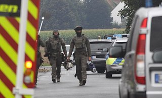 Einsatz abgeschlossen: Während der Rettungswagen in Richtung Einsatzort rollt, packen die Polizisten ihre Spezialausrüstung wieder zusammen. Foto: Stefan Boscher - Stefan Boscher