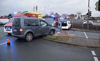 Die Feuerwehr Bünde unterstützte die Polizei bei der Unfallaufnahme. - Polizei Herford