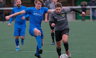 Kopf an Kopf: TuS Dornberg und TuS 08 Senne 1, hier Henrik Eckseler (l.) und Charin Huxohl im Laufduell in der Bezirksliga, wollen ins Pokalfinale. Dornberg spielt gegen VfB Fichte, Senne in Gadderbaum. Foto: Zobe - Foto: Andreas Zobe/NW