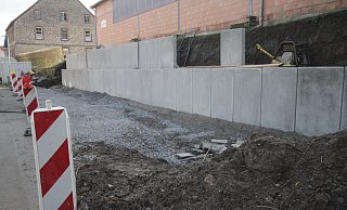 Zehn Parkplätze werden derzeit in Germete unterhalb der Reithalle des Hofes Leifert gebaut. Die Parkfläche an der Straße Zum Kurgarten gegenüber der Eventlokalität „Ku-h-lturstall“ soll gepflastert werden. Foto: Dieter Scholz - Dieter Scholz