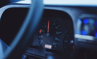 Schon 100 km/h wären zu schnell gewesen, doch der Kurier war noch deutlich flotter unterwegs als das Tacho auf diesem Bild anzeigt. - Pixabay (Themenbild)