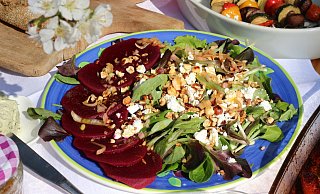 Die gegrillte Rote Bete – natürlich aus der Region – mit frischem Salat, Nüssen und Ziegenkäse sieht nicht nur lecker aus. - Judith Gladow