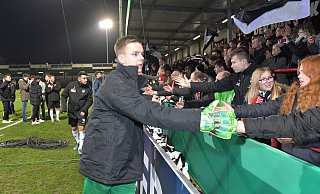 Verls Torwart Robin Brüseke nach dem verlorenen Pokalspiel gegen Union Berlin - die Fans feiern ihn trotzdem.  - Jens Dünhölter