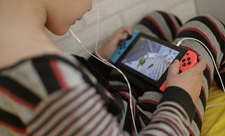 Auf so eine Spielekonsole hatte der siebenjährige Junge zwei Jahre lang eisern gespart. Doch als seine Mutter ein günstiges Angebot im Internet entdeckte, ahnte der Junge nicht, dass sie gerade seine ganzen Ersparnisse an einen Betrüger überweisen würde.  - Picture Allliance