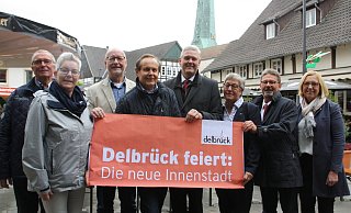 (v.l.) Georg Hils, Anita Papenheinrich, Oliver Kohlsch, Meinolf Päsch, Werner Peitz, Brigitte Michaelis, Frank Drake und Ursula Schormann freuen sich über Delbrück neue Mitte. - Regina Brucksch