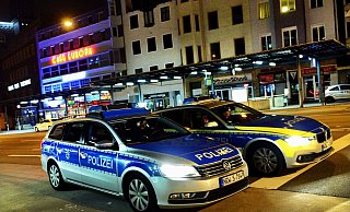 Die Polizei eilte mit mehreren Streifenwagen zum Tatort - der Verletzte fand sich unter der Erde auf der Zwischenebene zur Jahnplatz-Haltestelle. - Barbara Franke