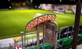 Zumindest ein Zeichen: Ein Sombrero des Fanclubs „Die Amigos“ des SV Rödinghausen hängt im Häcker Wiehenstadion und symbolisiert, das die Fans ihrer Mannschaft zur Seite stehen, auch wenn sie nicht vor Ort sein dürfen. - Noah Wedel