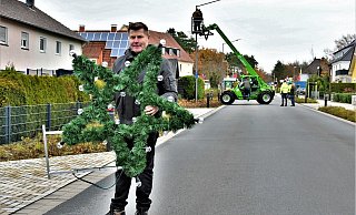 Lothar Rennerich bringt gemeinsam mit vielen Helfern die neue Beleuchtung in Hövelriege an. - Raphael Athens