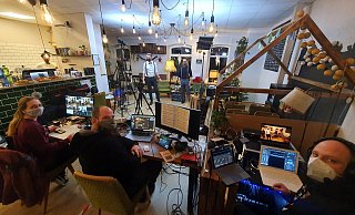 Ein Blick auf die Technik-Mannschaft von Madeye Films im Café Heimisch in Höxter. - Thomas Kube