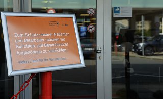 Am Eingang der Kinderklinik werden Patienten darauf hingewiesen, dass sie keine Besucher empfangen können. Es gibt aber gerade dort Ausnahmen. - Klinikum Herford