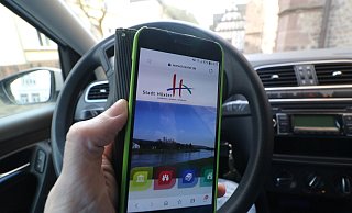 Das Surfen oder Telefonieren beim Fahren kann teure Folgen haben. Der Motor des Autos muss bei der Nutzung – wie hier gezeigt – ausgestellt sein. - Simone Flörke