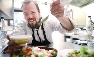 Sebastian Höptner zaubert in der Küche. - Sarah Jonek