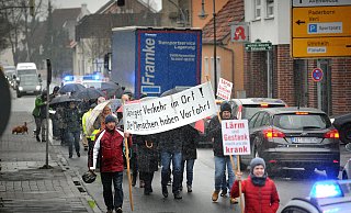 Knapp 50 Demonstranten ziehen im Frühjahr des vergangenen Jahres durch Friedrichsdorf, um ihrer Forderung nach einer Ortsumgehung Nachdruck zu verleihen. - Andreas Frücht
